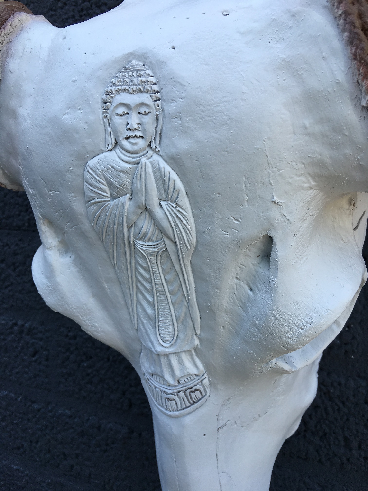 Stierschädel-Buddha, geschnitzt aus cremefarbenem Elfenbein mit Hörnern aus Polystein